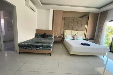 Pattaya Holiday Villa (Venice Single Villa)【8 minutes drive to floating market + swimming pool】