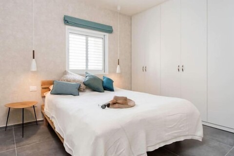 Modern 2BR Apt w Private Parking in City Center