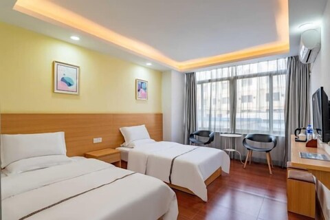 Hello Light Hotel (Guangzhou Yantang Metro Station)