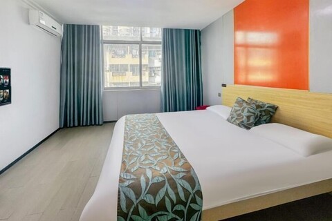 Silver Spring Hotel (Shenzhen Yuanling Subway Station)