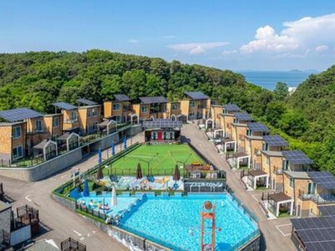 Zephyrus Heated Pool Private Pension