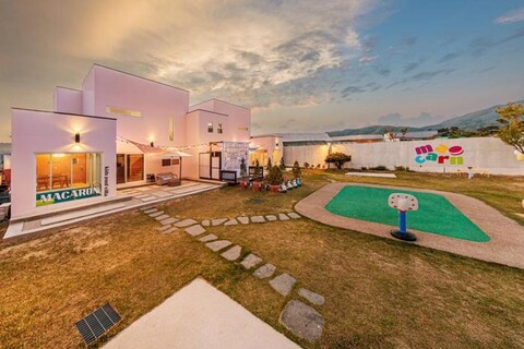 Macaron Kids Pool Villa