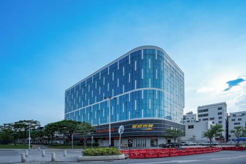 비엔나 인터내셔널 호텔, 바이윈 공항