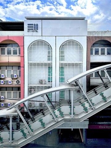 E11 호텔, BTS 푸나위티