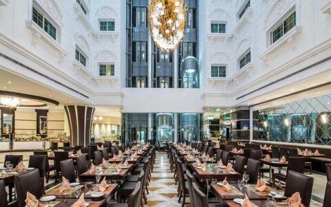 홀리데이 인터내셔널 호텔, 버 주만, 선데이 제공