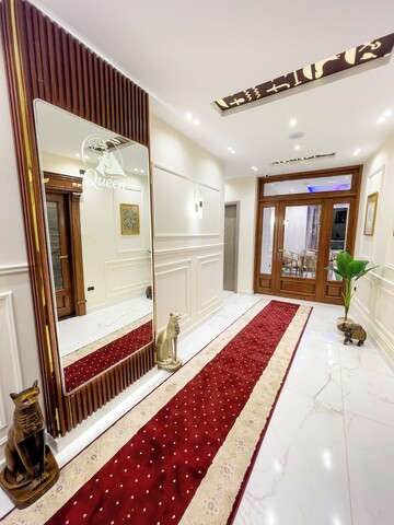 퀸 인, 피라미드 뷰