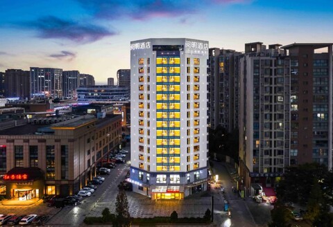 Chengdu Yueming Hotel(2-min walk to metro, International Traveler Friendly)