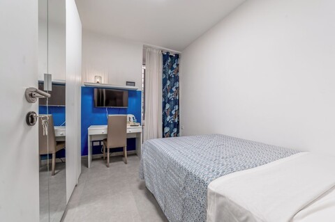 코지 엔나 룸스, 메트로 레 디 로마