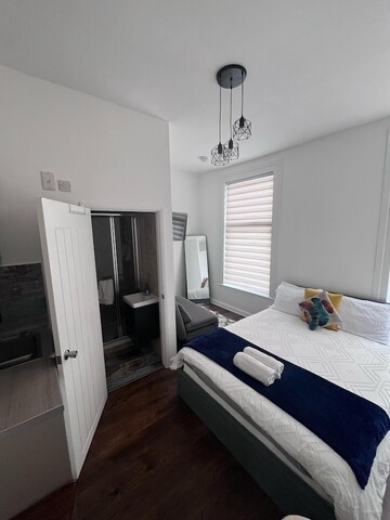 달스턴 럭스 스튜디오, 리버풀 기차역에서 3마일 거리