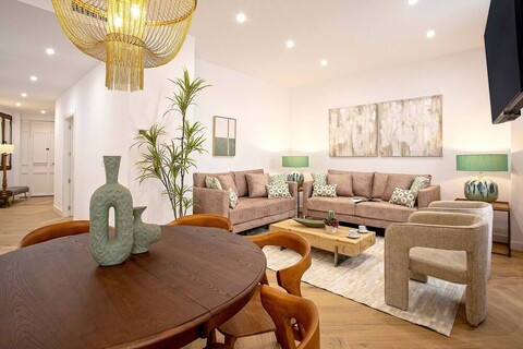 시티 센터의 독점 아파트먼트, 카피텔레스