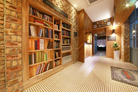 수원시청역 소설 스미스 호텔