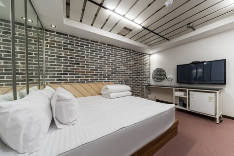 부산 대연동 호텔 위드