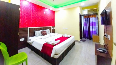 댐스테이 호텔 사시, 사원 근처 푸리