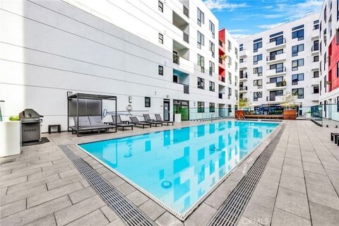 모던한 센트럴 LA 콘도 (수영장, 헬스장, 사우나)