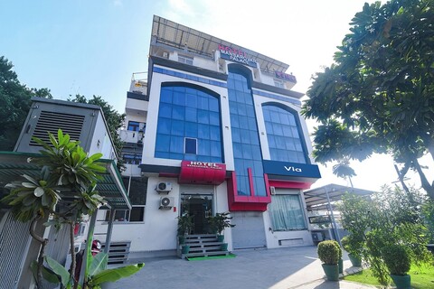 비아 만사로바르 팰리스