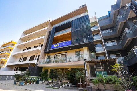 FabHotel Sai Village Sector 46