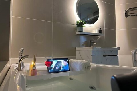 [NEW] Private Jacuzzi Near Velocity Mall MRT