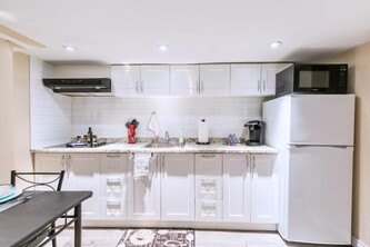 Cozy Basement Suite with Parking, Steps to Transit - St Clair Hotel