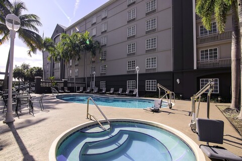 라 퀸타 인 & 스위트 바이 윈덤 마이애미 에어포트 웨스트