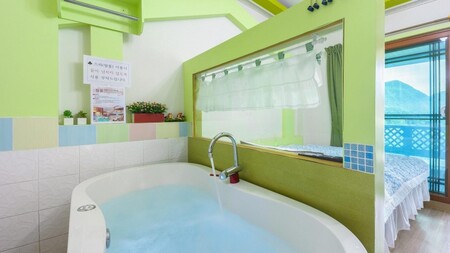 영월 강을품은수펜션