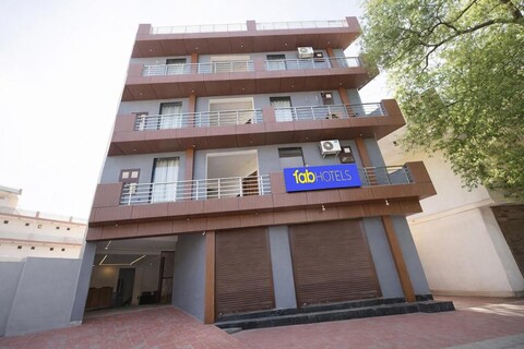 FabHotel Sky Sector 76