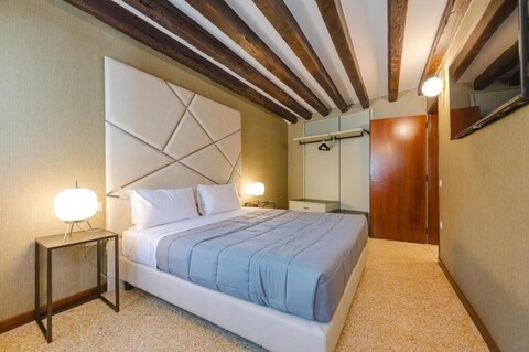 베니스 로얄 레지던스, 기차역