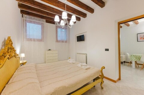 미아 플랫, 베니스 기차역