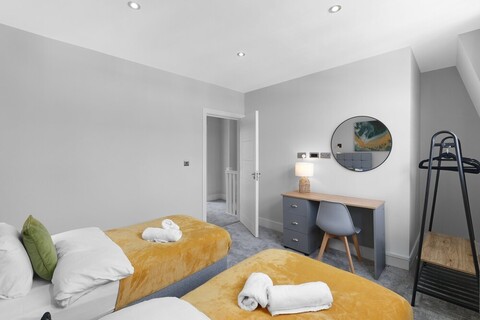 아일워스의 4베드룸 3배스룸 가족용 집, 정원 포함