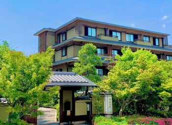 아라시야마 온센 카덴쇼 기와 지붕 대문 뒤로 보이는 4층 건물 외관