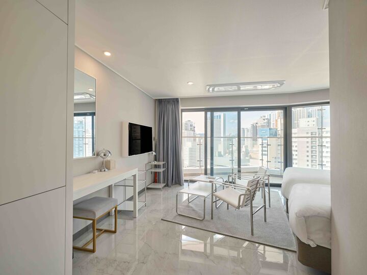 room detail thumbnail 2