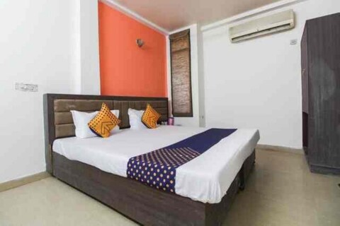 Goroomgo Maharaja Palace Agra
