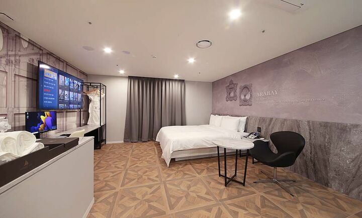 room detail thumbnail 1