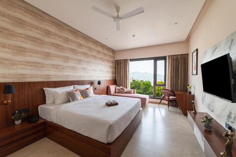PINNACLE Udaipur - Boutique Rooftop Pool Hotel, Near the Lakes