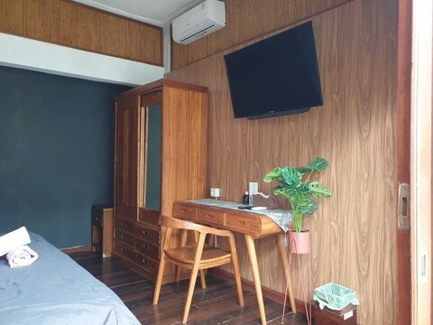 컬렉션 O, 사누르 비치 근처, 이전 이름 S