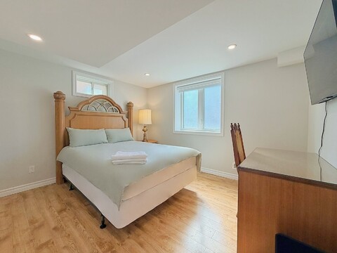 밝은 워크아웃 스위트의 아늑한 룸 - 2026년 새로 리노베이션됨