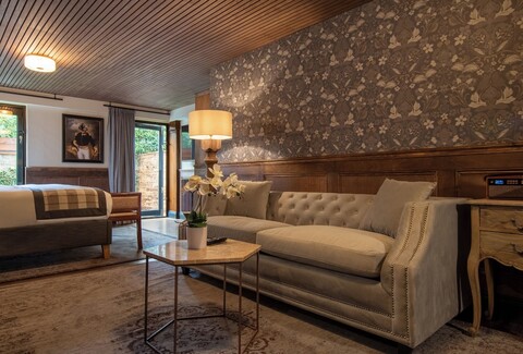 더 워터웨이 펍 앤드 룸스