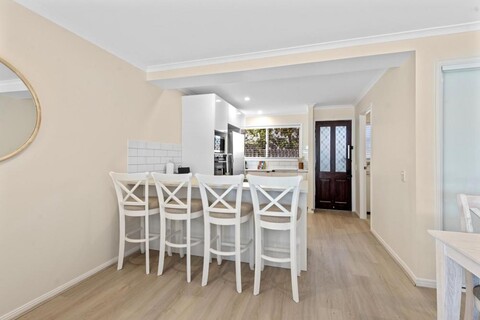 Family Friendly 2 Bed Flat with Balcony