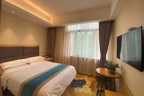 Baotai Business Hotel (Shanghai Wusong International Cruise Terminal Songbin Road Subway Station)