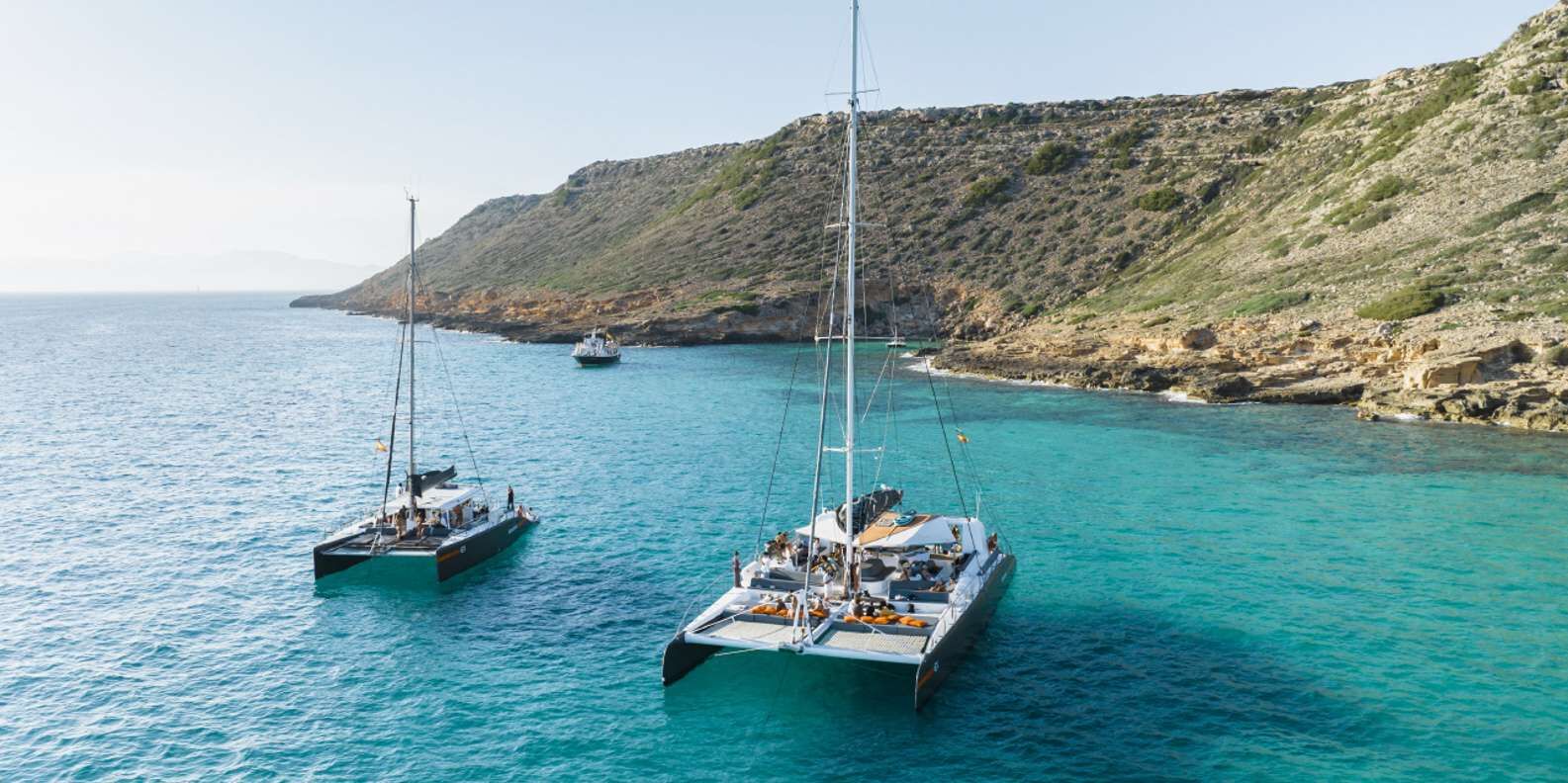 팔마 데 마요르카 쌍동선 투어 + 칼라 벨라 수영 + 미식 뷔페 (반나절)