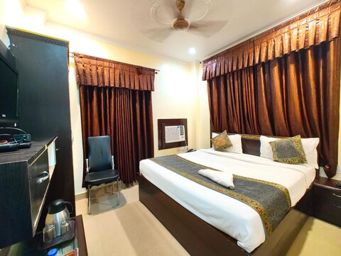 Goroomgo Ashoka Grand Varanasi Near Vishwanath Temple - Indian Only