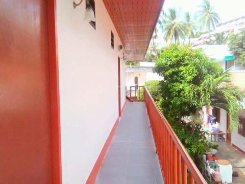 50m. 아앙껩남쑤언사타라나 레스토랑 300m. 하드까론