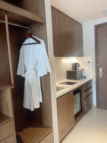 파노라마 바다 전망 아파트먼트, 야시장 지역