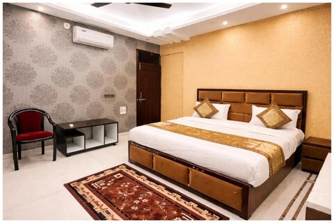 Goroomgo Abhivadya Ganges Varanasi Near Kashi Vishwanath Temple and Ghats