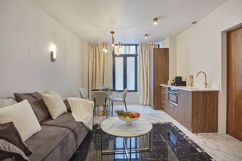 루브르 팔레 루아얄의 멋진 새 아파트먼트