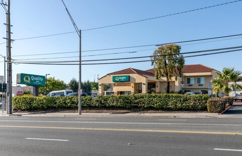 퀄리티 인 롱 비치 - 시그널힐에 위치