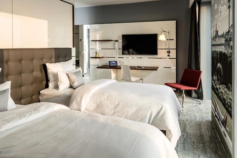 Airport Plaza Hotel