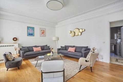 파리 몽마르트르 중심부의 훌륭한 아파트먼트