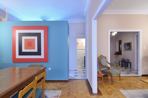 현대적이고 신고전주의적인 아파트먼트