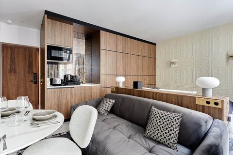 루브르 - 팔레 루아얄의 웅장하고 새로운 스튜디오