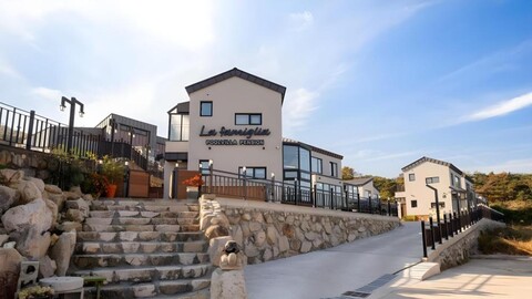 Gyeongju La Familia Pool Villa